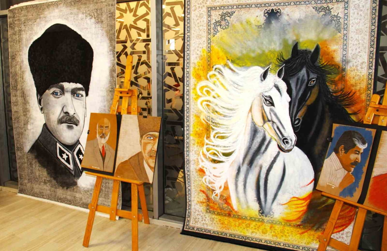 KAHRAMANMARAŞ’IN AFŞİN İLÇESİNDE, ŞEHİTLERİN KARAKALEM PORTRELERİNİ ÇİZEREK AİLELERİNE HEDİYE...