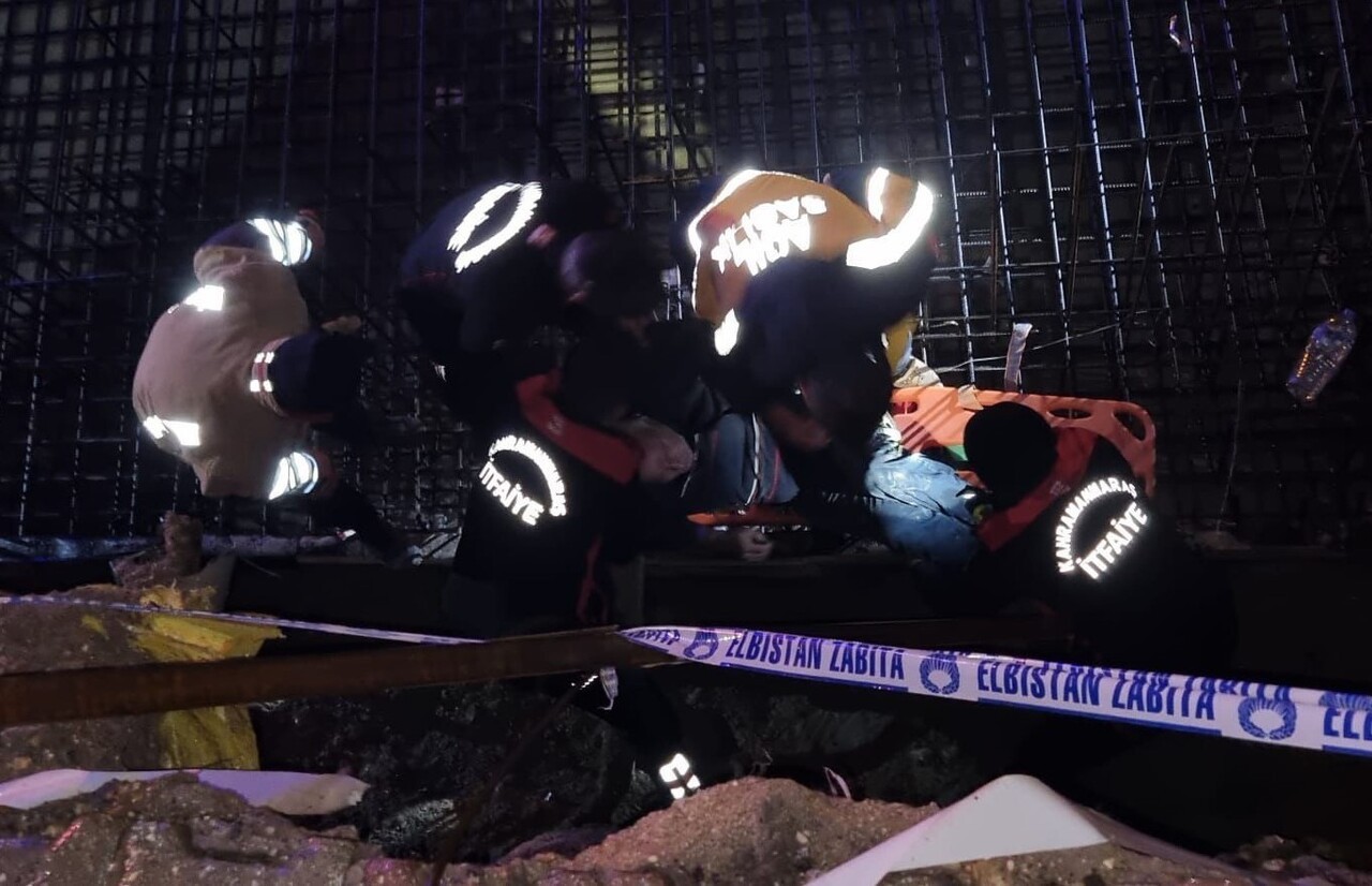 KAHRAMANMARAŞ’IN ELBİSTAN İLÇESİNDE YAKLAŞIK 6 METRE DERİNLİĞİNDEKİ ÇUKURA DÜŞEN BİR KİŞİ, İTFAİYE...