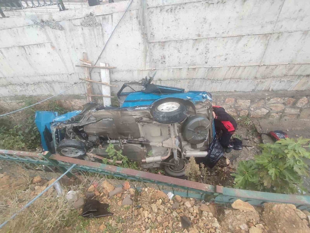 KAHRAMANMARAŞ’IN ONİKİŞUBAT İLÇESİNDE KONTROLDEN ÇIKAN BİR OTOMOBİLİN TAŞKIN DRENAJ KANALINA...