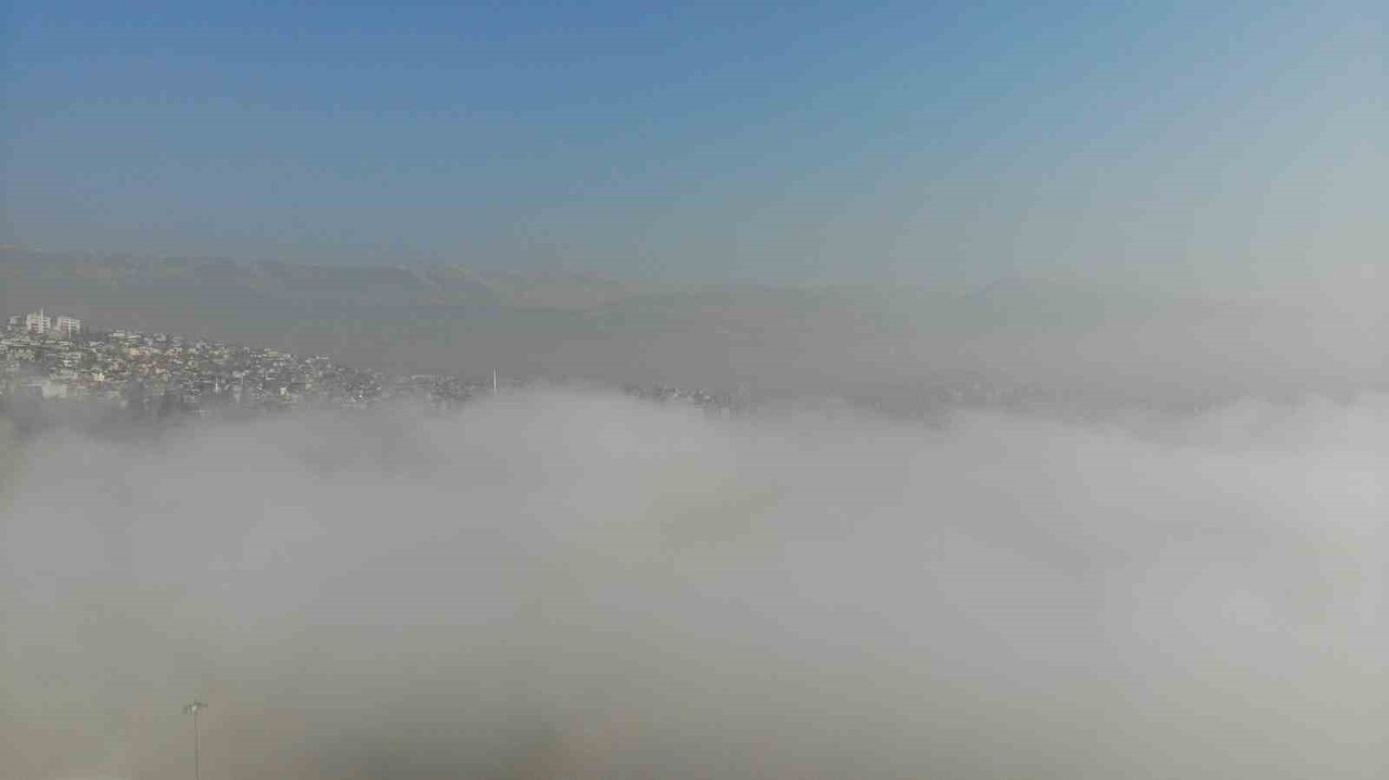 KAHRAMANMARAŞ’TA SABAH SAATLERİNDE ETKİLİ OLAN SİS, ÖZELLİKLE KENTİN ALÇAK KESİMLERİNDE YOĞUN...