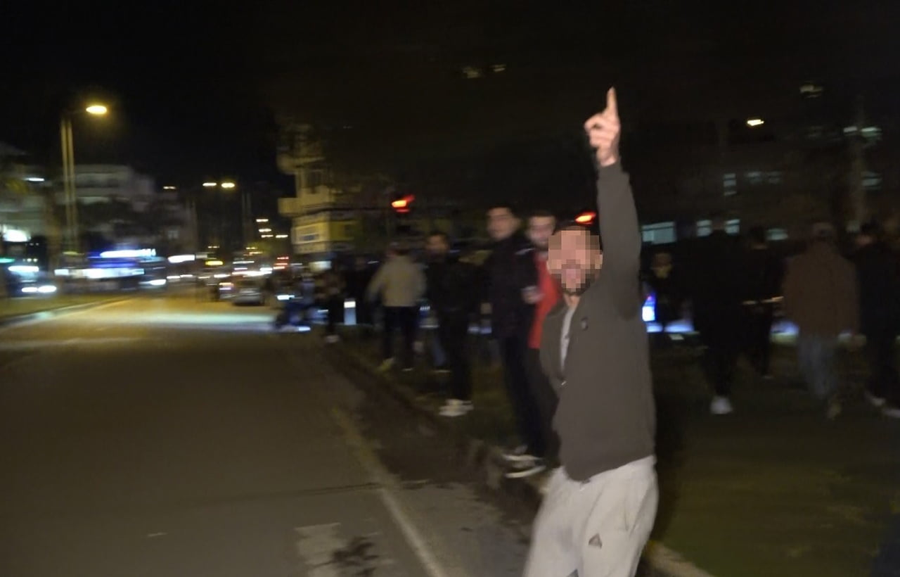 KALABALIK İÇERİSİNDEN BİR KİŞİNİN "YAZIKLAR OLSUN SENİN GİBİ KADINA, BU KADAR ADAM BOŞA BEKLEDİ....