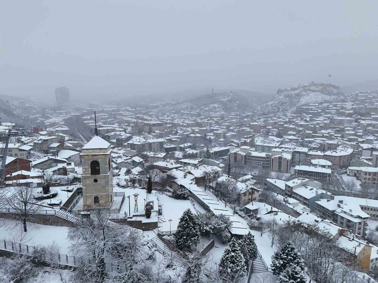 KAR KALINLIĞININ 10 SANTİMETREYİ GEÇTİĞİ İL MERKEZİNDE ORTAYA KARTPOSTALLIK GÖRÜNTÜLER...