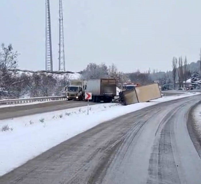 KAR NEDENİYLE KAYAN ARAÇLAR KAZA YAPTI.