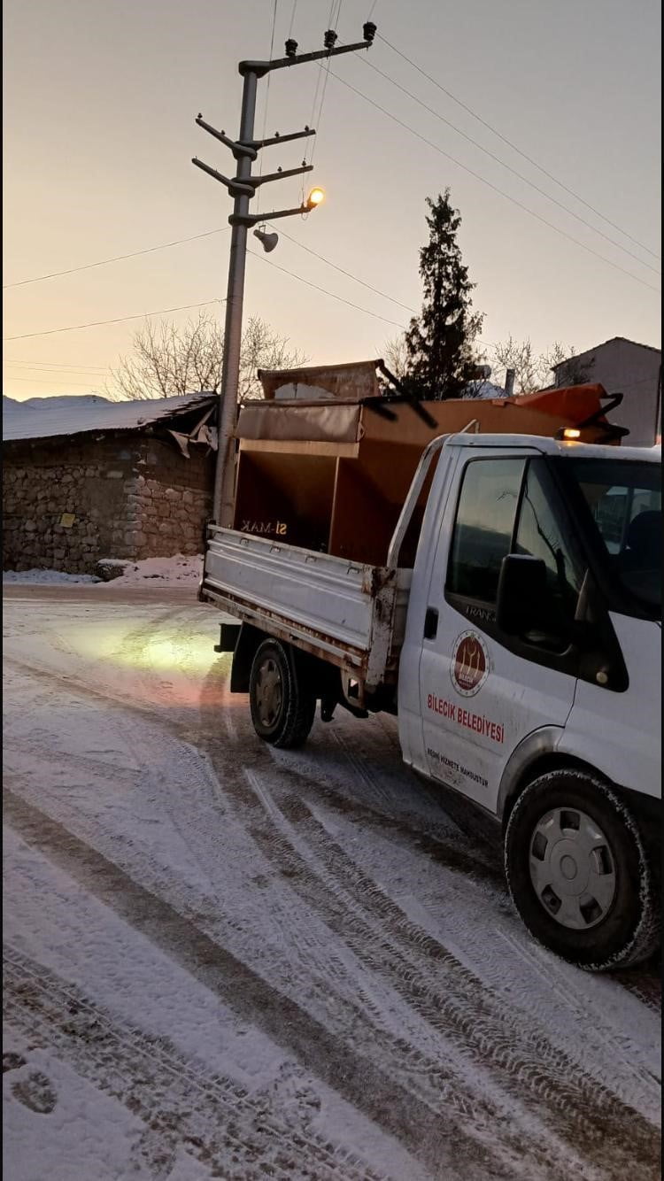 KAR VE DON RİSKİNE KARŞI BELEDİYE EKİPLERİ GECE BOYUNCA SAHADAYDI