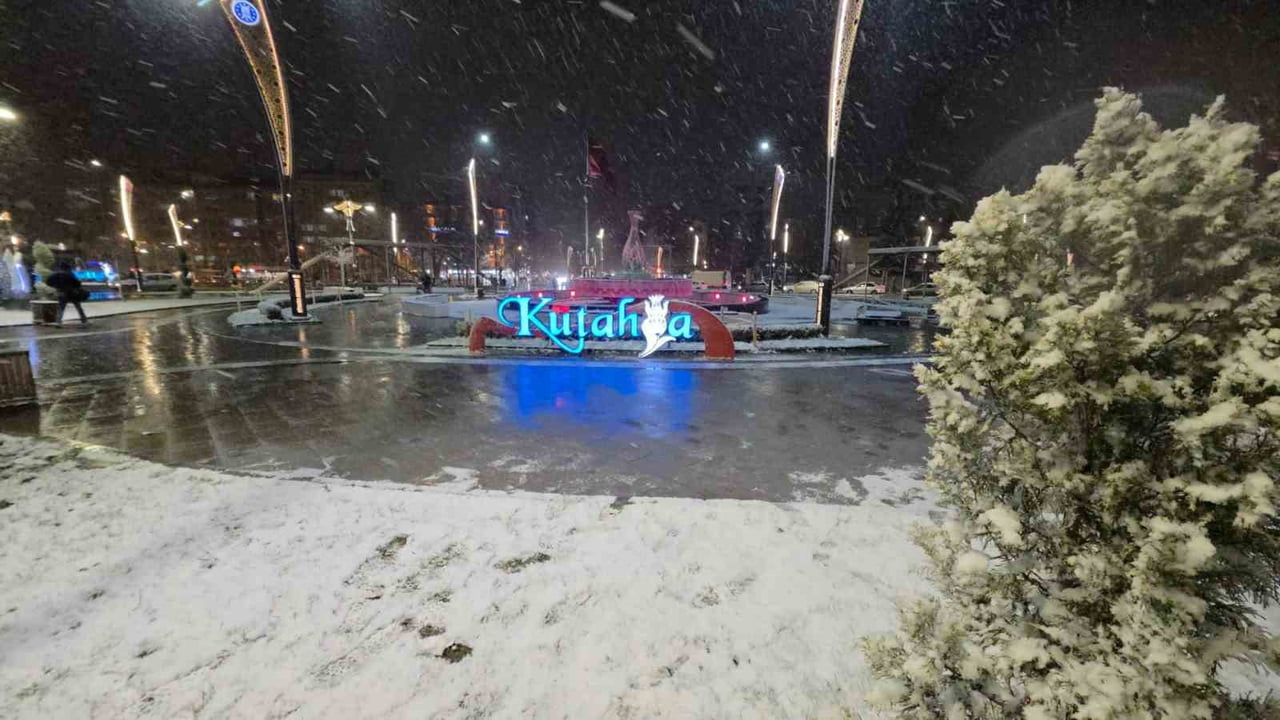 KAR YAĞIŞI İLE BİRLİKTE KÜTAHYA KENT MERKEZİ BEYAZA BÜRÜNÜRKEN, KARTPOSTALLIK GÖRÜNTÜLER...