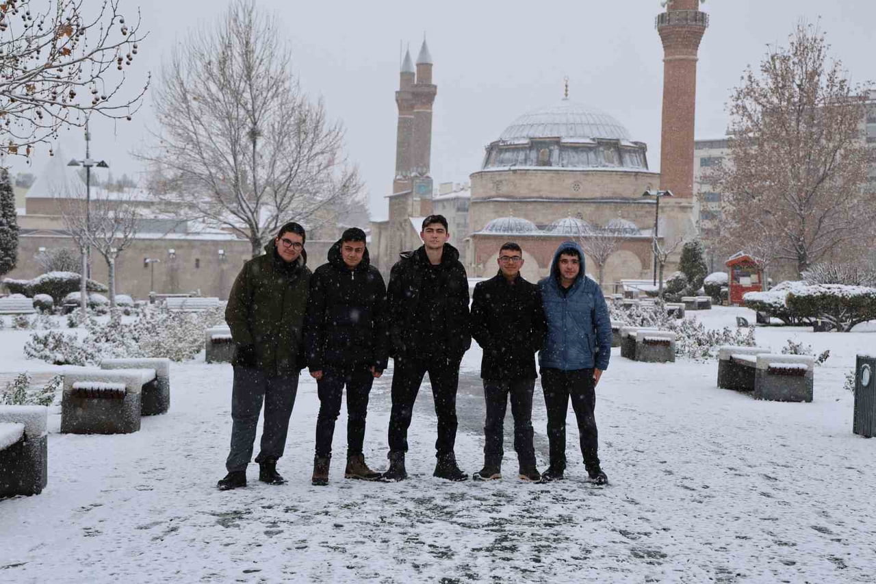 KAR YAĞIŞI ŞEHRİ BEYAZA BÜRÜDÜ