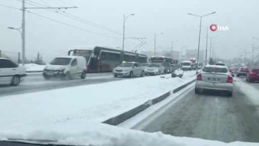 Kar yağışı trafiği felç etti, kazaları da beraberinde getirdi