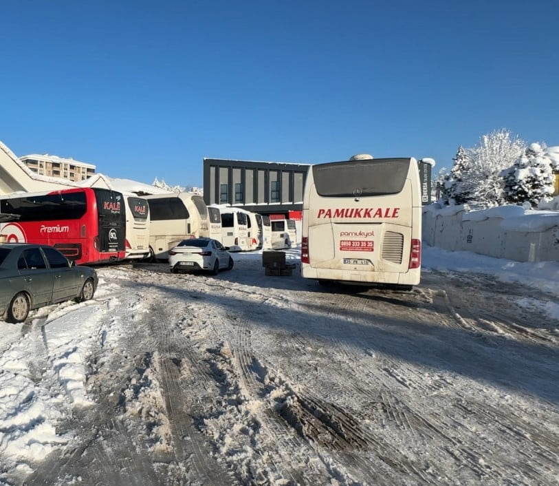 KAR YAĞIŞI VE BAZI TIRLARIN MAKASLAMASI NEDENİYLE İSTANBUL İSTİKAMETİNE TRAFİĞİN KAPATILMASI...
