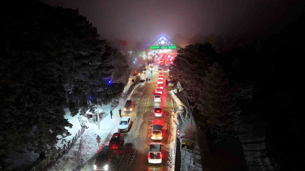 KAR YAĞIŞININ ARDINDAN ULUDAĞ’A AKIN BAŞLADI. MİLLİ PARK GİŞELERİNDEN HER 10 SANİYEDE BİR ARAÇ...
