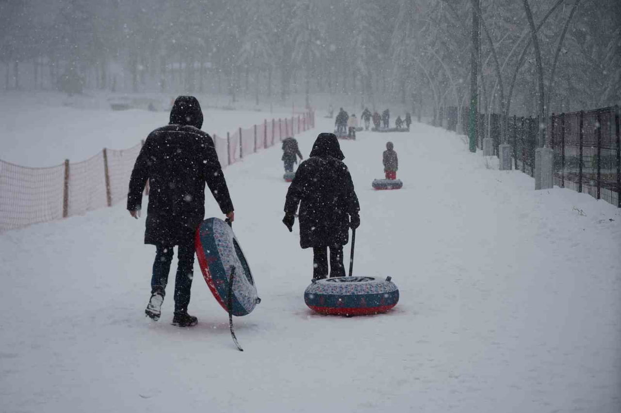 KAR YAĞIŞININ ETKİLİ OLDUĞU KOCAELİ'NİN KARTEPE İLÇESİNİN YÜKSEK KESİMLERİ BEYAZA BÜRÜNDÜ. KAR...