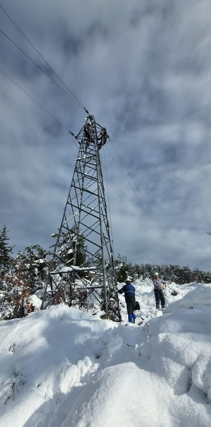 KAR YAĞIŞININ ÖZELLİKLE ETKİLİ OLDUĞU KARABÜK’TE EKİPLER, MERKEZ VE KÖYLERDEKİ TRAFOLARA YENİDEN...