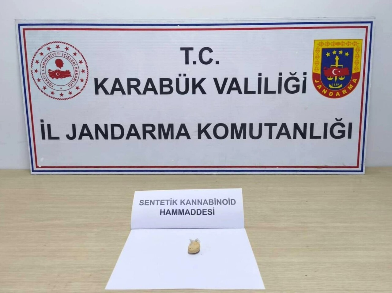 KARABÜK'TE DÜZENLENEN OPERASYONDA SENTETİK ECZA HAP VE UYUŞTURUCU MADDE ELE GEÇİRİLDİ