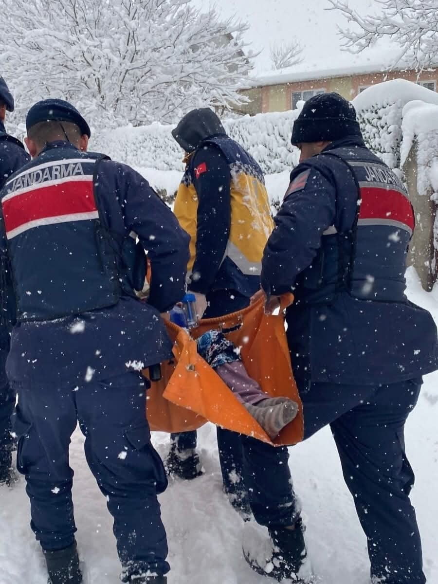 KARABÜK'TE ETKİLİ OLAN KAR YAĞIŞI NEDENİYLE KÖYDE İKAMET EDEN HASTA VATANDAŞA ULAŞAN JANDARMA...