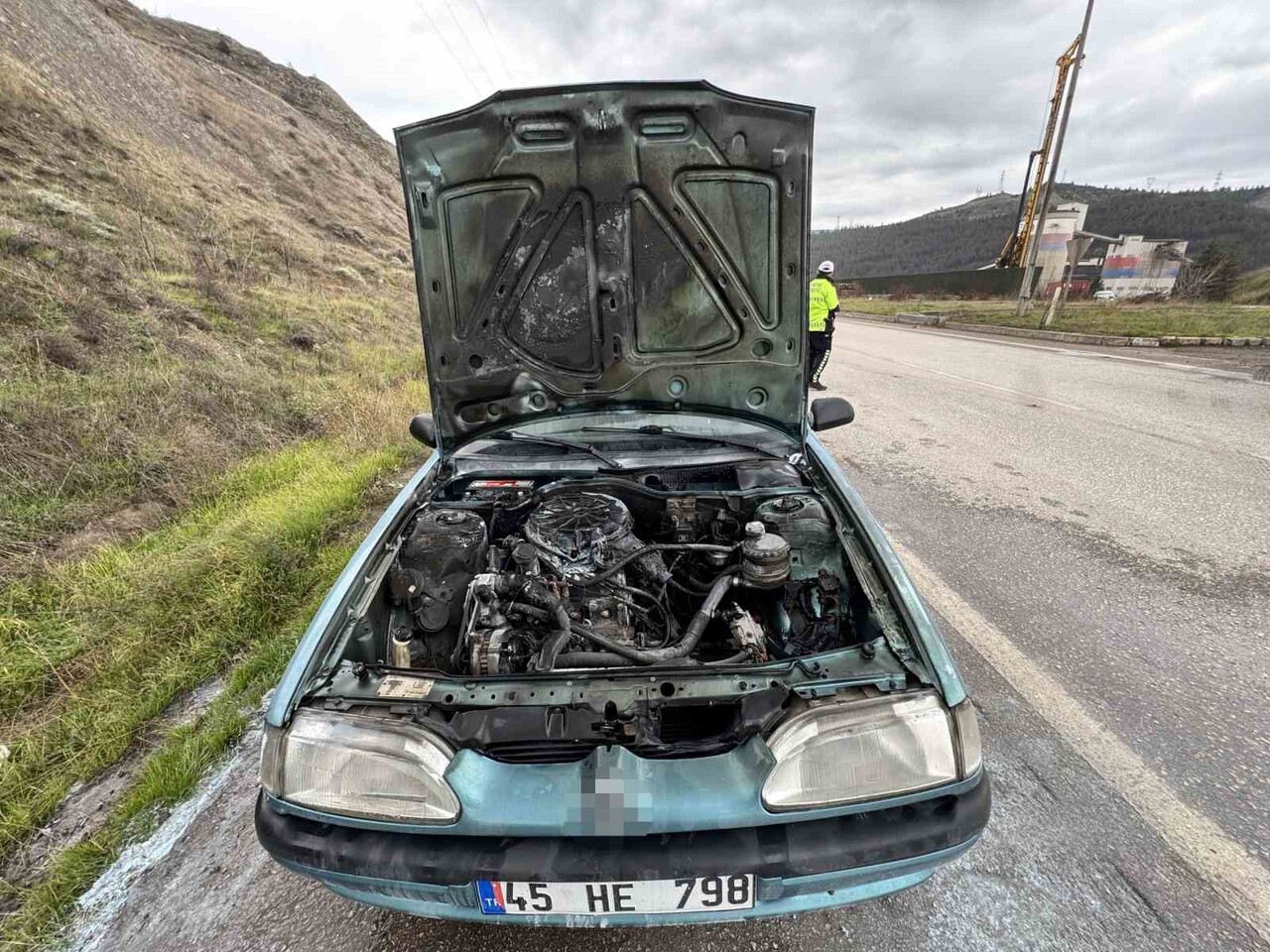 KARABÜK'TE SEYİR HALİNDEYKEN MOTOR KISMINDAN ALEV AL BİR OTOMOBİLDE ÇIKAN YANGIN, İTFAİYE...