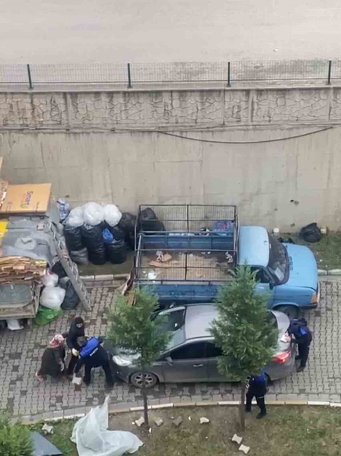 KARABÜK'TE YASAK OLMASINA RAĞMEN SİTE İÇERİSİNDE KARTON TOPLAYARAK İSTİFLEYEN ANNE İLE OĞLU...