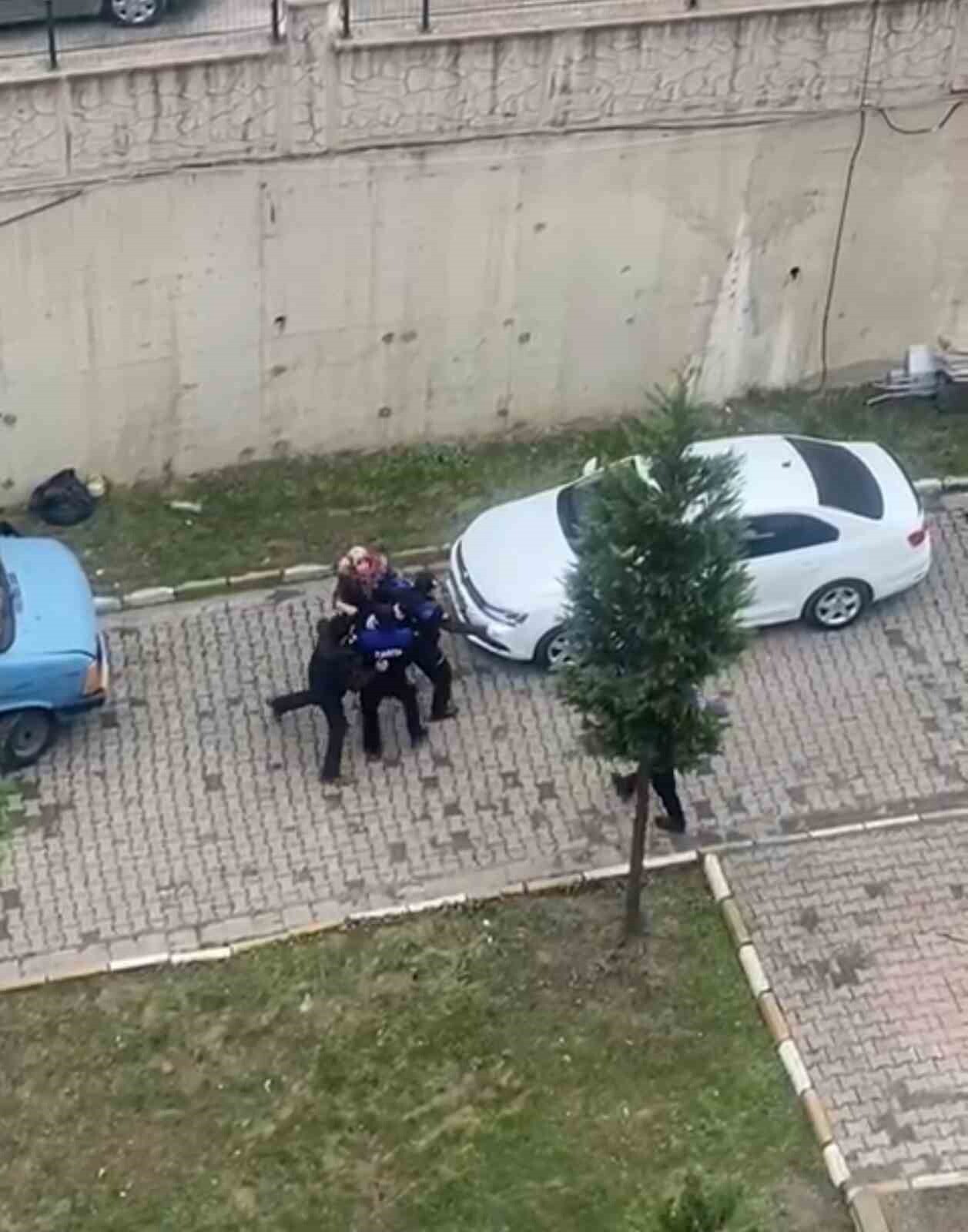 KARABÜK'TE YASAK OLMASINA RAĞMEN SİTE İÇERİSİNDE KARTON TOPLAYARAK İSTİFLEYEN ANNE İLE OĞLU...