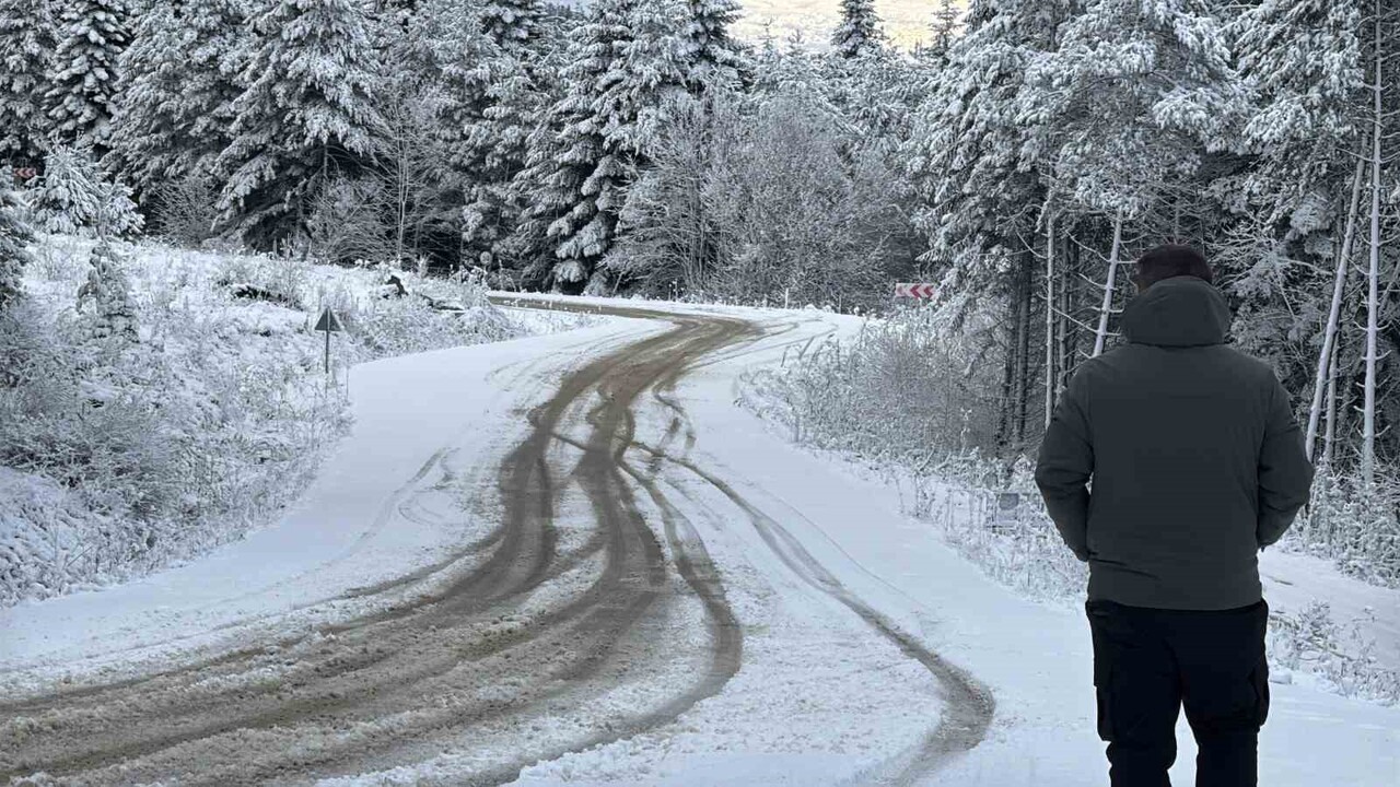 KARABÜK'ÜN YÜKSEK KESİMLERİNDE ETKİLİ OLAN KAR YAĞIŞI, VATANDAŞLARA VE SÜRÜCÜLERE KEYİFLİ ANLAR...