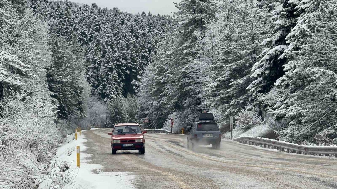 KARABÜK'ÜN YÜKSEK KESİMLERİNDE KAR YAĞIŞI ETKİLİ OLURKEN EKİPLERİN KAR KÜREME VE TUZLAMA...
