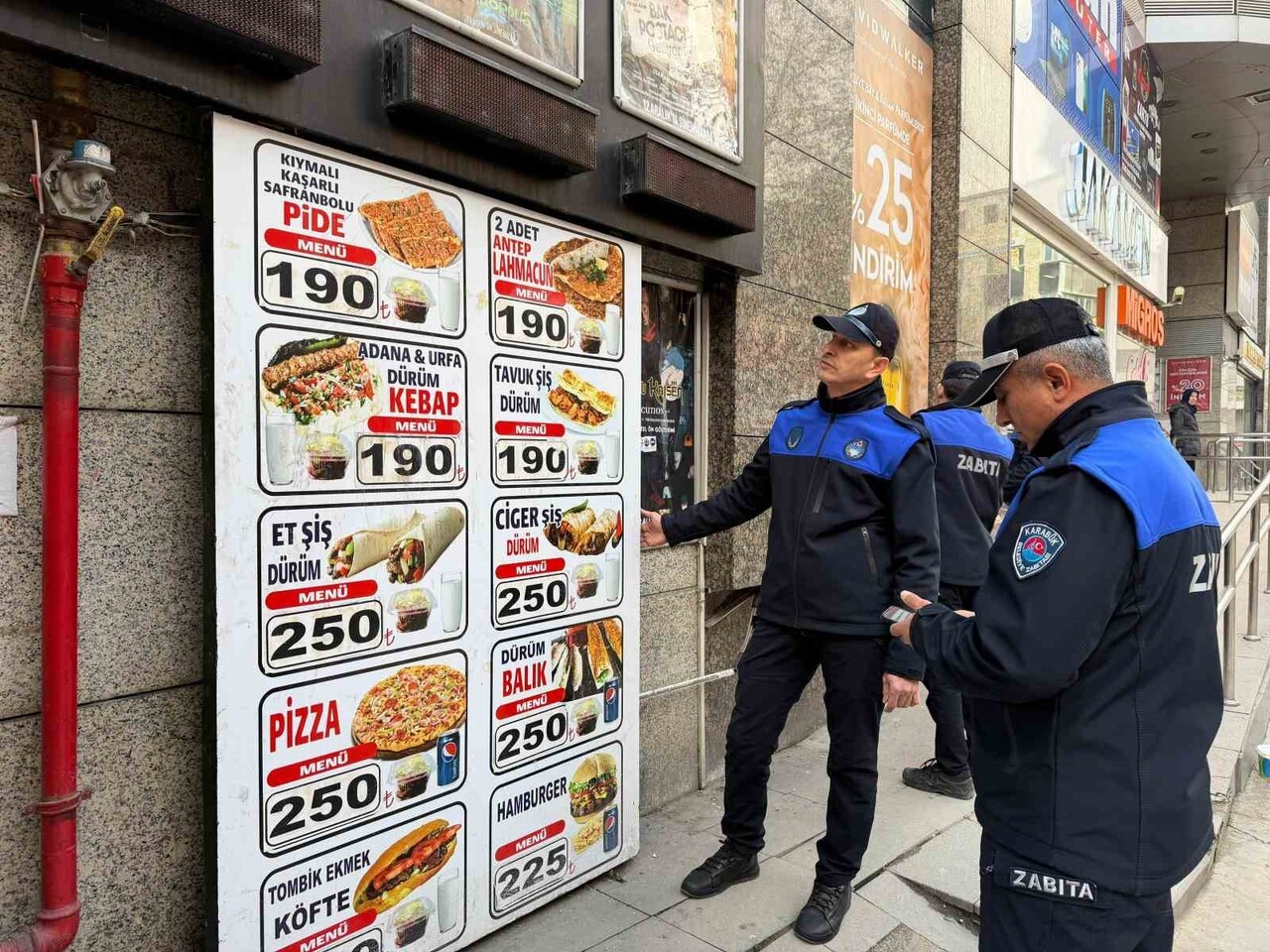 KARABÜK BELEDİYESİ ZABITA EKİPLERİ, KENT GENELİNDE İZİNSİZ İLAN VE KALDIRIM İŞGALLERİNE YÖNELİK...