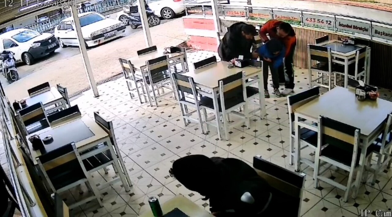 KARABÜK’TE BİR BÖREKÇİDE ÇALIŞAN KURYE, BOĞAZINA CİSİM KAÇAN ÇOCUĞU HEİMLİCH MANEVRASIYLA...