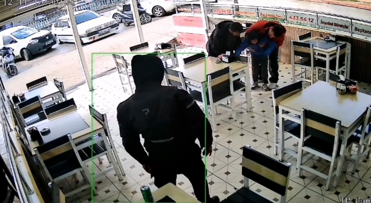 KARABÜK’TE BİR BÖREKÇİDE ÇALIŞAN KURYE, BOĞAZINA CİSİM KAÇAN ÇOCUĞU HEİMLİCH MANEVRASIYLA...