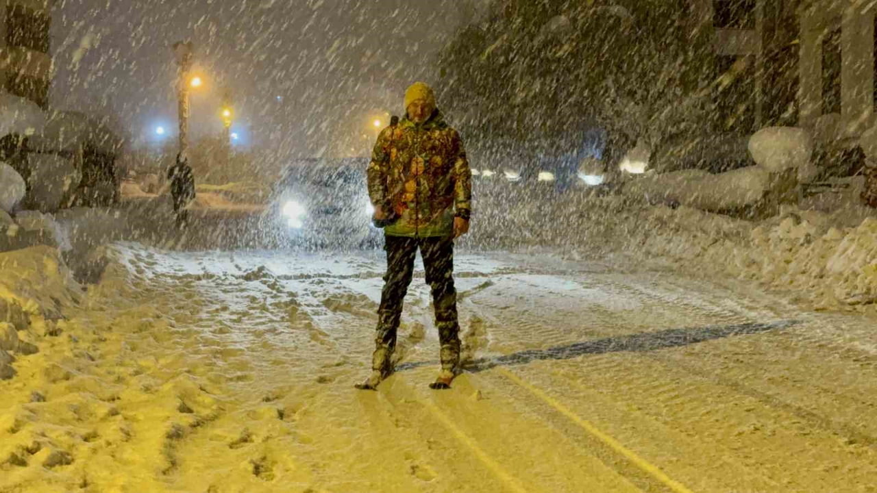 KARABÜK’TE ETKİLİ OLAN KAR YAĞIŞINI FIRSATA ÇEVİREN BİR İÇERİK ÜRETİCİSİ, KAYAK TAKIMLARIYLA...
