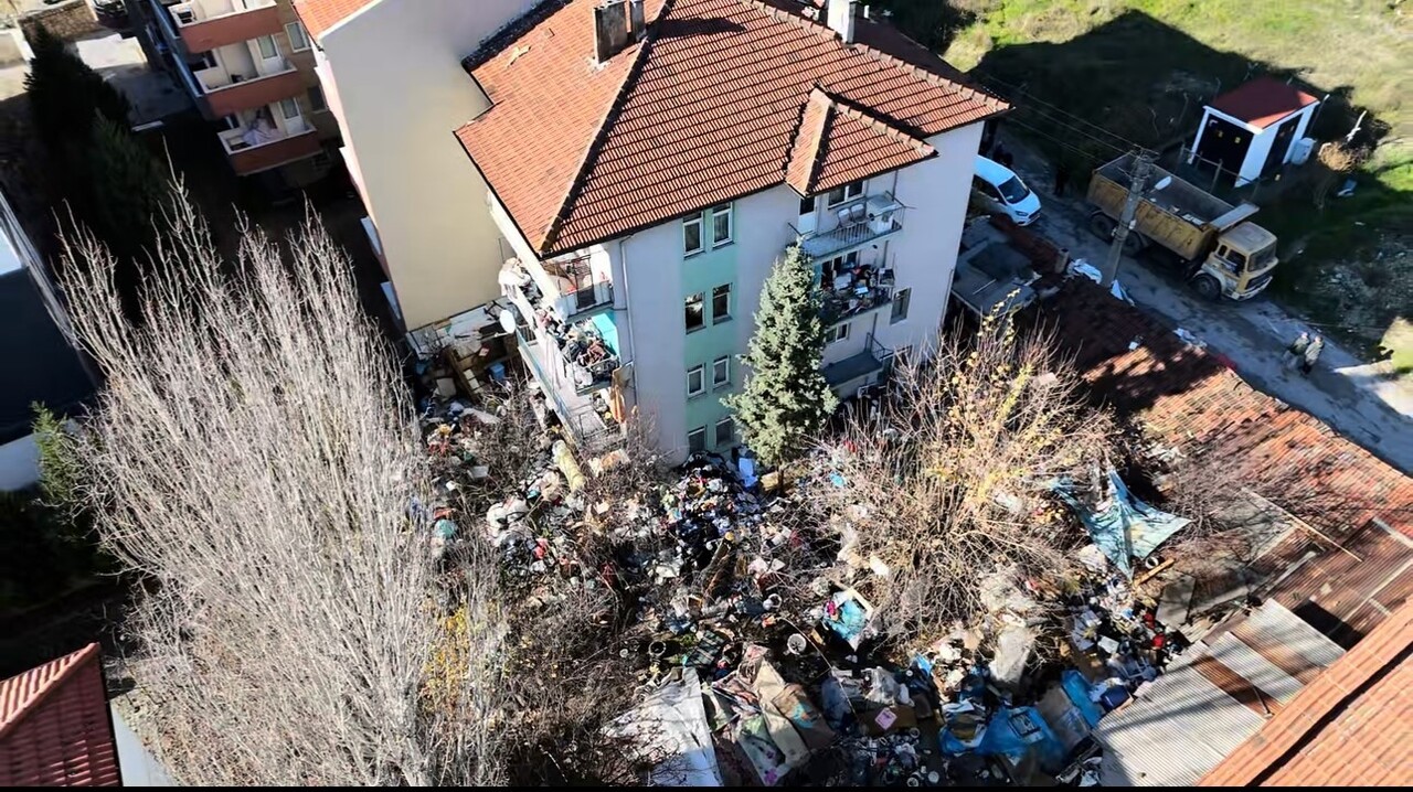 KARABÜK’TE MAHALLE SAKİNLERİNİN İHBARI ÜZERİNE BİR EVE GİDEN BELEDİYE EKİPLERİ, EV VE BAHÇEDEN...
