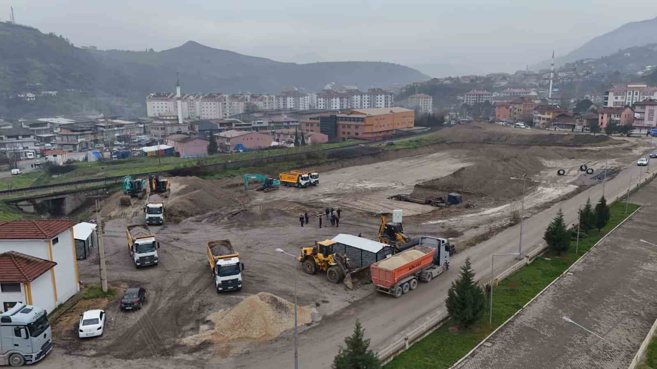 KARABÜK’TE YAPIMINA BAŞLANAN ADALET SARAYI İNŞAATINDA ZEMİN HAZIRLIĞI ÇALIŞMALARI DEVAM EDERKEN...