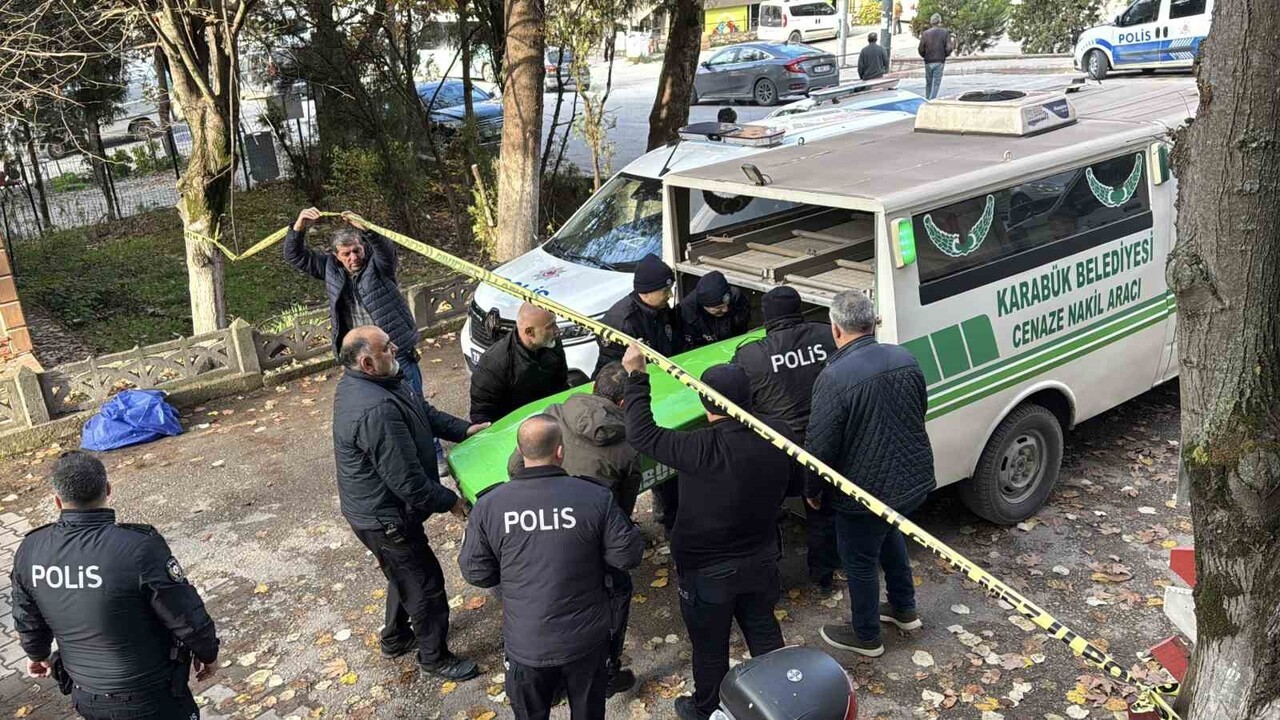 . KARABÜK’TE YOLDA TÜRKMENİSTAN UYRUKLU GENÇ YOLDA YAŞAMINI YİTİRMİŞ HALDE BULUNDU.