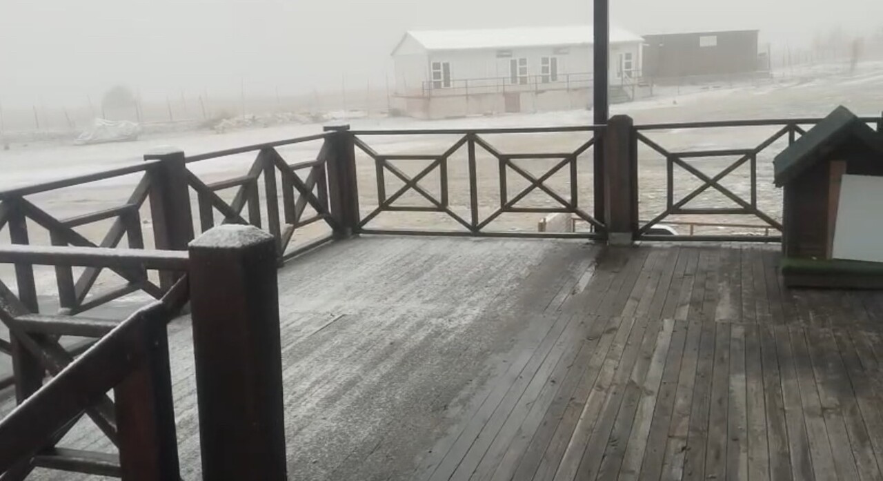 KARABÜK’ÜN EN YÜKSEK NOKTALARINDAN BİRİ OLAN KELTEPE KAYAK MERKEZİ, MEVSİMİN İLK KAR YAĞIŞIYLA...