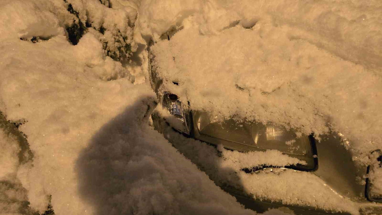 KARABÜK’ÜN SAFRANBOLU İLÇESİNDE ÇAM AĞACININ DEVRİLMESİ SONUCU İKİ ARAÇTA HASAR...