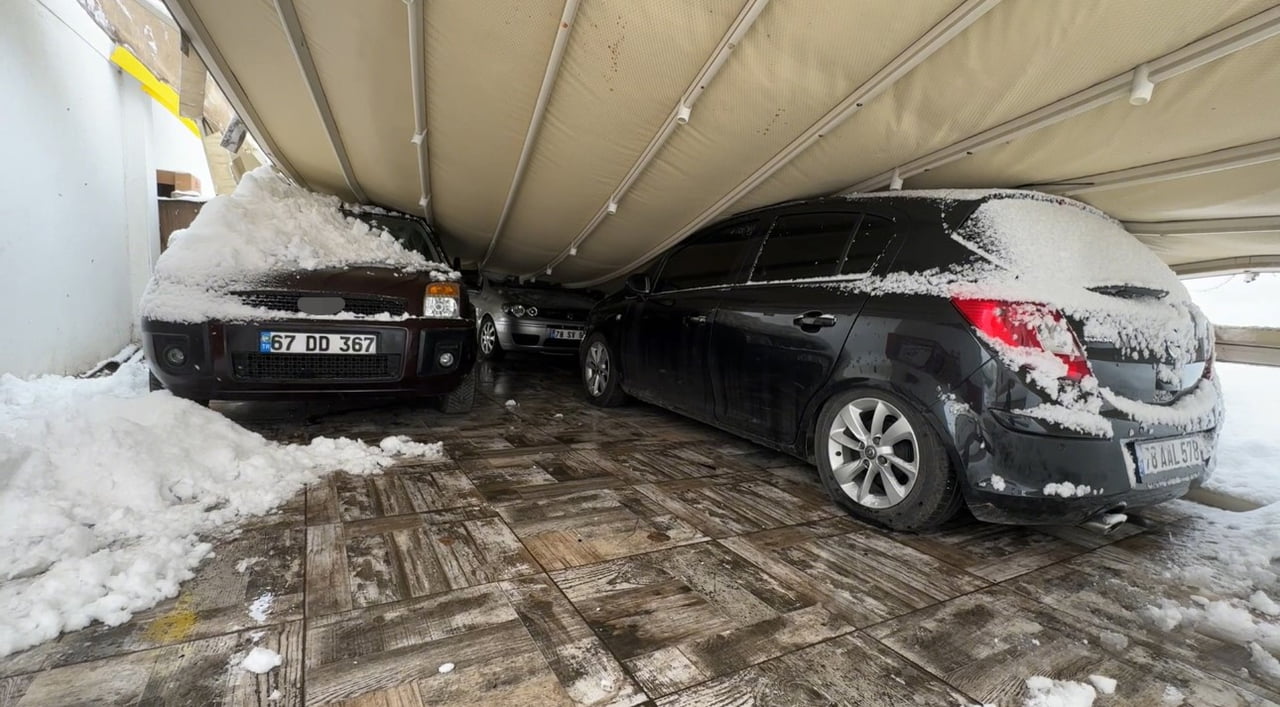 KARABÜK’ÜN SAFRANBOLU İLÇESİNDE KAR AĞIRLIĞINA DAYANAMAYAN BİR GARAJIN ÇÖKMESİ SONUCU 3 ARAÇ ZARAR...