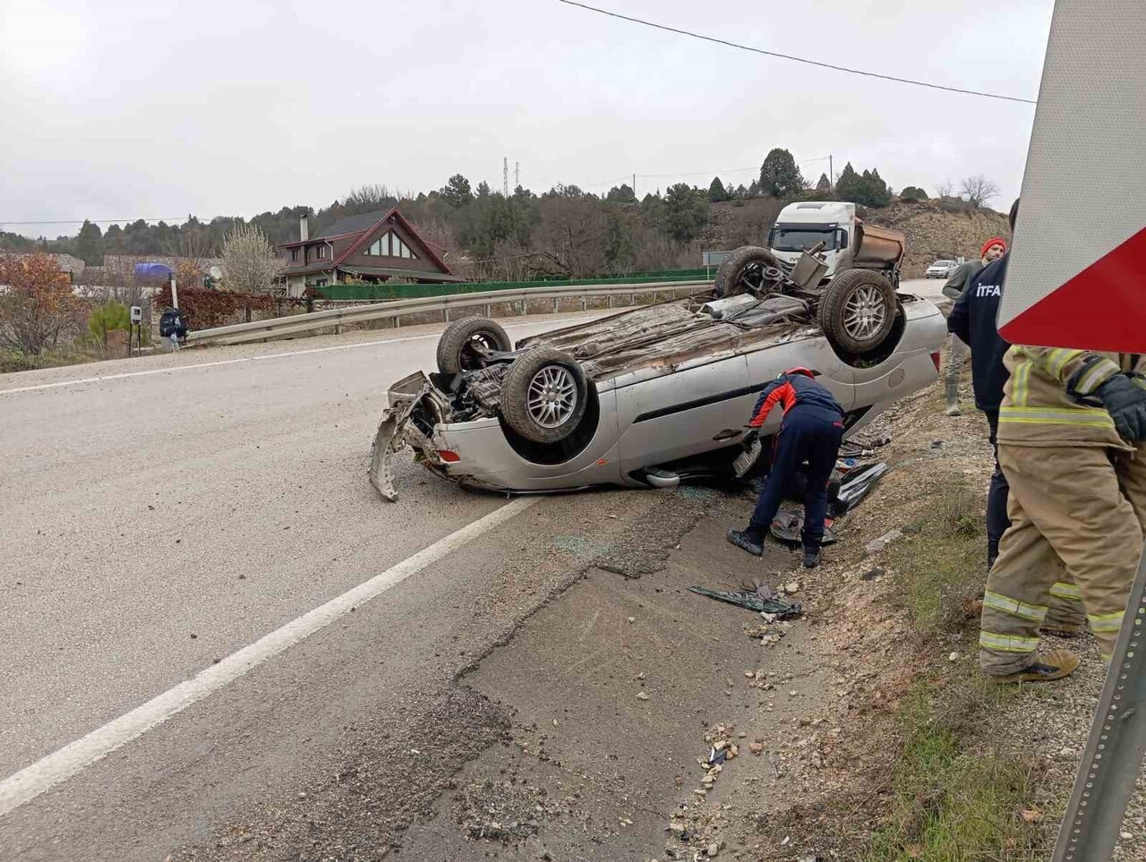 KARABÜK’ÜN SAFRANBOLU İLÇESİNDE KONTROLDEN ÇIKAN OTOMOBİLİN TAKLA ATTIĞI KAZADA SÜRÜCÜ YARA...