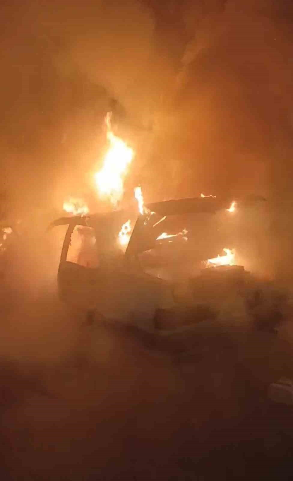 KARABÜK’ÜN SAFRANBOLU İLÇESİNDE PARK HALİNDEYKEN ALEV TOPUNA DÖNEN BİR OTOMOBİL TAMAMEN YANARAK...