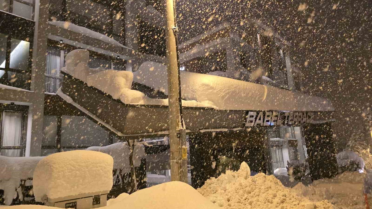 KARABÜK’ÜN SAFRANBOLU İLÇESİNDE YOĞUN KAR YAĞIŞI NEDENİYLE BİRİKEN KAR KÜTLELERİNİ TAŞIYAMAYAN...
