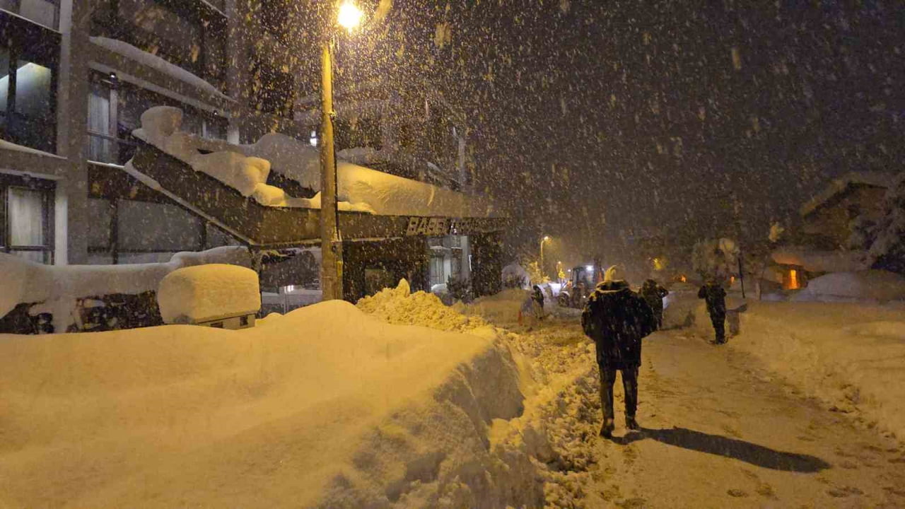 KARABÜK’ÜN SAFRANBOLU İLÇESİNDE YOĞUN KAR YAĞIŞI NEDENİYLE BİRİKEN KAR KÜTLELERİNİ TAŞIYAMAYAN...