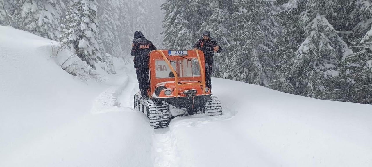 KARABÜK’ÜN SARIÇİÇEK YAYLASI’NDA YOĞUN KAR YAĞIŞI VE OLUMSUZ HAVA KOŞULLARI NEDENİYLE MAHSUR KALAN...