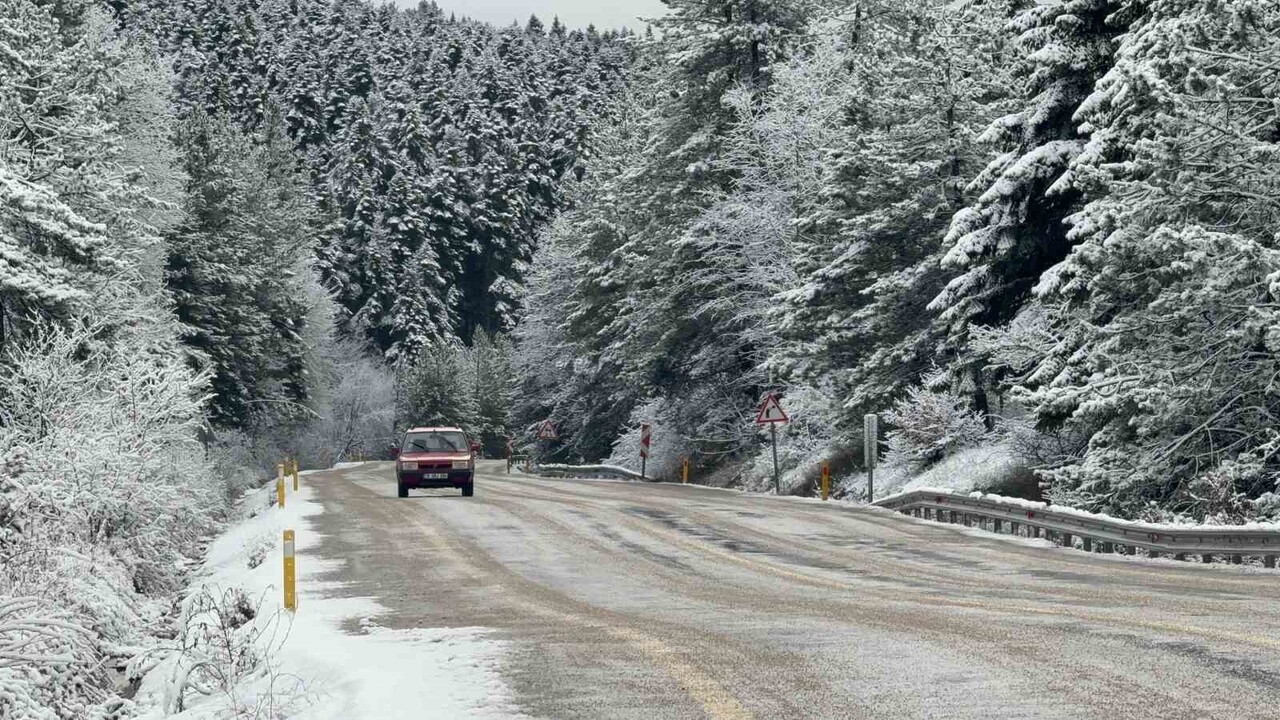 KARABÜK’ÜN YÜKSEK KESİMLERİNDE ETKİLİ OLAN KAR YAĞIŞIYLA BİRLİKTE ORMANLIK ALANLAR BEYAZA...