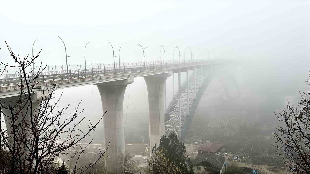 KARABÜK VE SAFRANBOLU'DA SABAH SAATLERİNDE ETKİLİ OLAN YOĞUN SİS NEDENİYLE GÖRÜŞ MESAFESİ...