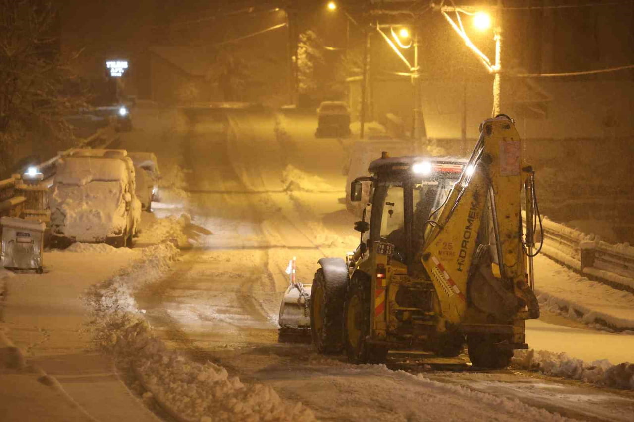 KARABÜK VE SAFRANBOLU İLÇESİNDE ETKİLİ OLAN KAR YAĞIŞI SONRASI EKİPLER HUMMALI ÇALIŞMALARINI...