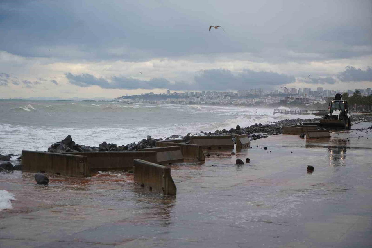 KARADENİZ’DE ETKİLİ OLAN FIRTINA NEDENİYLE SAMSUN’UN ATAKUM İLÇESİ KÖRFEZ MEVKİSİNDE DENİZ...