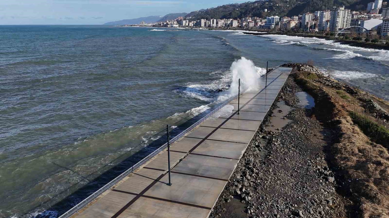 KARADENİZ’DE ETKİLİ OLAN FIRTINANIN GETİRDİĞİ DALGALAR RİZE SAHİLİ’NDE HAVADAN...