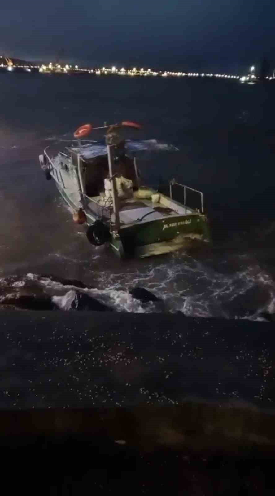 KARADENİZ EREĞLİ İLÇESİNDE ETKİLİ OLAN FIRTINA SIRASINDA KARAYA OTURAN BİR TEKNENİN DALGALARLA...