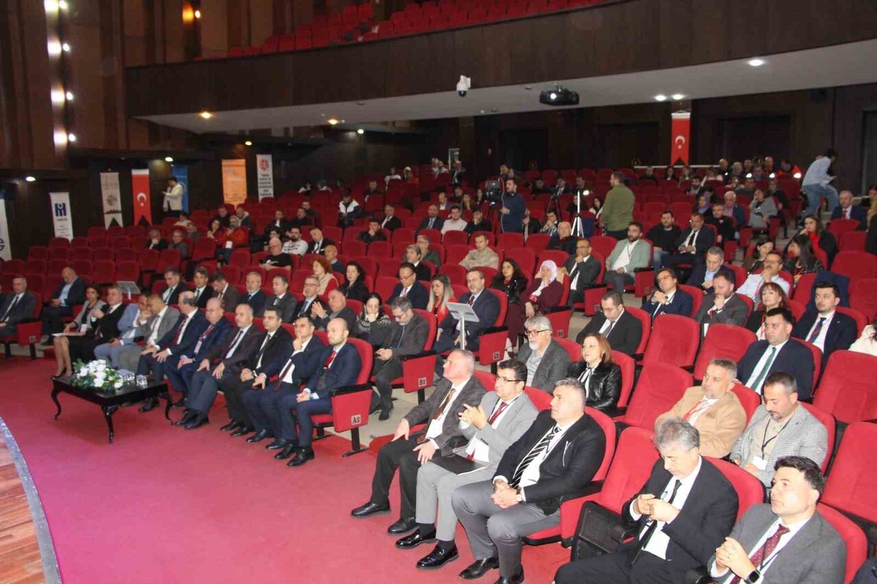 KARADENİZ TEKNİK ÜNİVERSİTESİ'NDE "AFET BİLİNCİ: 100 YILLIK DENEYİM VE GELECEĞE BAKIŞ" SEMPOZYUM...