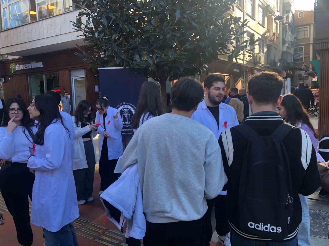 KARADENİZ TEKNİK ÜNİVERSİTESİ (KTÜ) TIP FAKÜLTESİ ÖĞRENCİLERİ, DÜNYA AIDS GÜNÜ KAPSAMINDA TOPLUMDA...