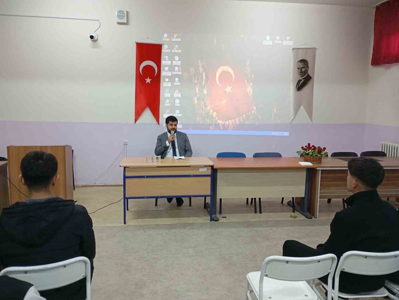 KARAKOÇAN’DA ÖĞRENCİLERE PEYGAMBERİMİZ VE ŞAHSİYET İNŞASI KONULU KONFERANS