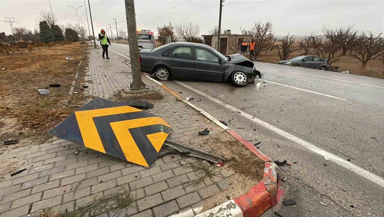 KARAMAN’DA ÇARPIŞAN İKİ OTOMOBİLİN SÜRÜCÜSÜ YARALANDI.