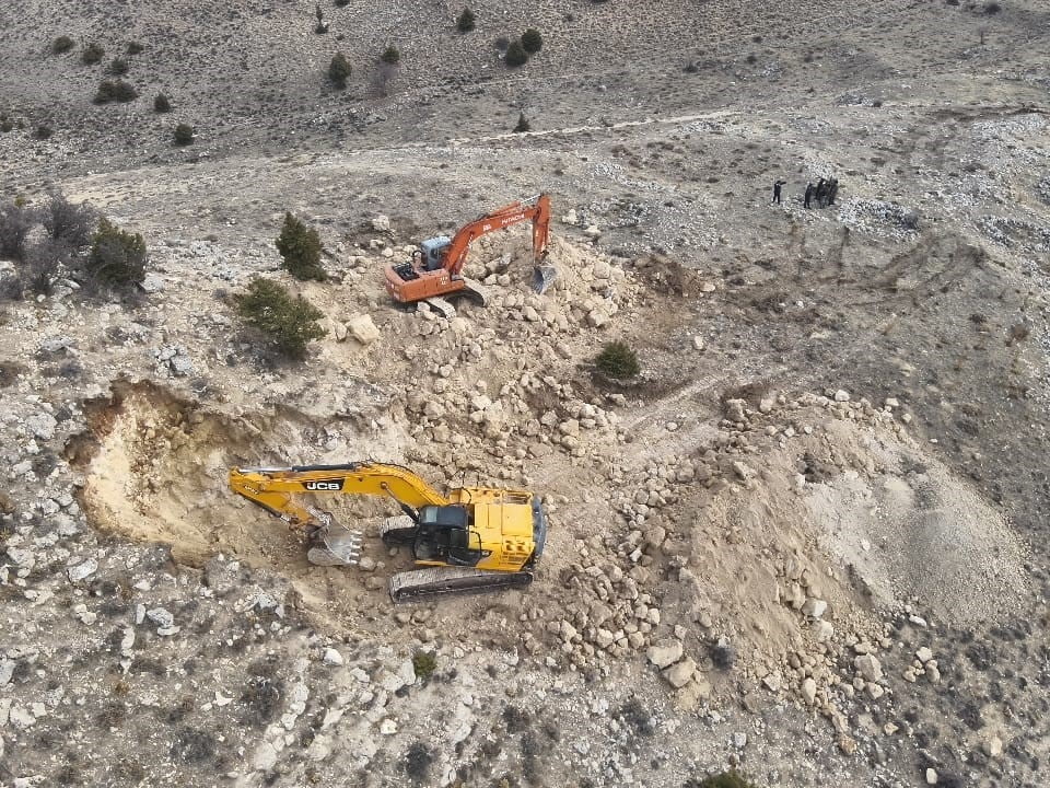 KARAMAN’DA ESKAVATÖR KEPÇE İLE TARİHİ ESER ARAYAN 14 KİŞİ JANDARMANIN DÜZENLEDİĞİ OPERASYONLA...