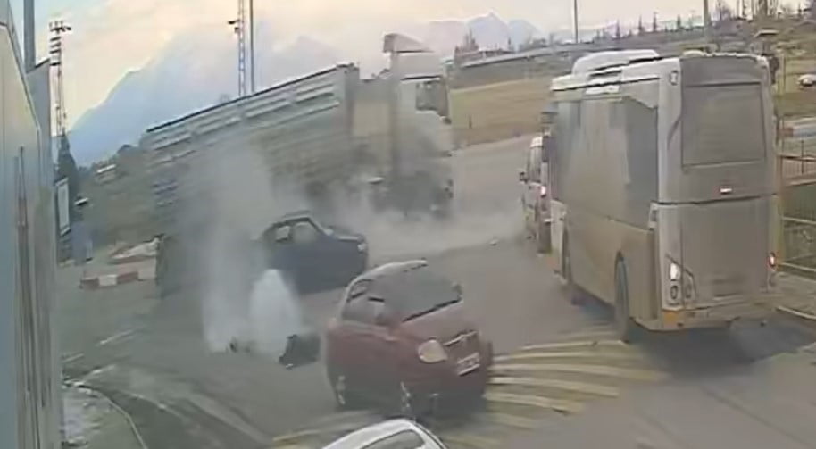 KARAMAN’DA KAMYONUN OTOMOBİLE ÇARPTIĞI KAZADA ANI GÜVENLİK KAMERASINA YANSIDI.