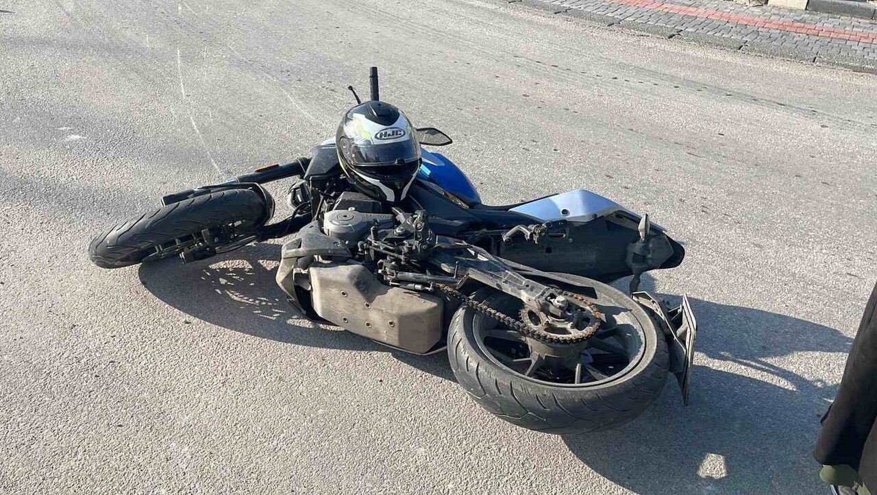 KARAMAN’DA OTOMOBİL İLE ÇARPIŞAN MOTOSİKLETİN SÜRÜCÜSÜ YARALANDI.